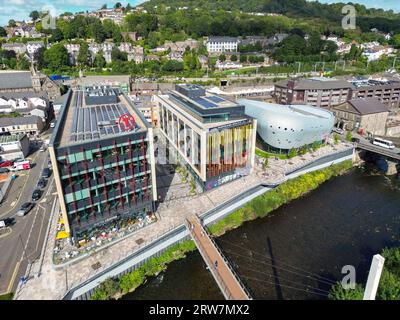 Pontypridd, Wales - 12. September 2023: Drohnenansicht des neuen Bürogebäudes und der öffentlichen Bibliothek am Fluss Taff. Stockfoto