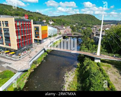 Pontypridd, Wales - 12. September 2023: Drohnenansicht des neuen Bürogebäudes und der öffentlichen Bibliothek am Fluss Taff. Stockfoto