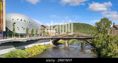 Pontypridd, Wales - 12. September 2023: Panoramablick auf das moderne öffentliche Bibliotheksgebäude und die historische Old Bridge in der Nähe des Stadtzentrums Stockfoto