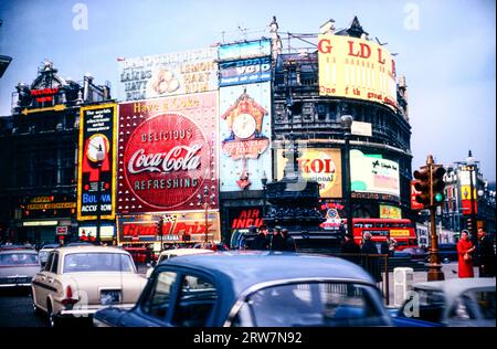 Piccadilly Circus London 1967, mit Schildern für Coca Cola, Skol, Guinness und Bulova Uhren Stockfoto