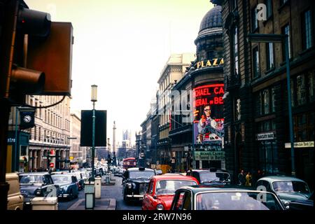 Nostalgische Londoner Straßenszene aus dem Jahr 1967, die das Werbebegräbnis Plaza Theartre in Berlin mit Michael Caine auf der Lower Regents Street zeigt Stockfoto