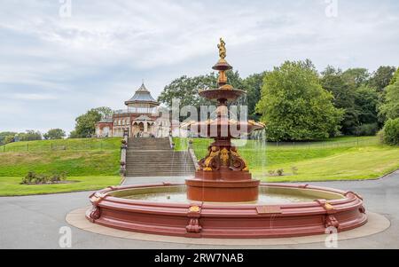 Ein HDR-Bild des Ornamental Fountain im Mesnes Park in Wigan, das im September 2023 unter einem hellen Himmel abgebildet wurde. Stockfoto