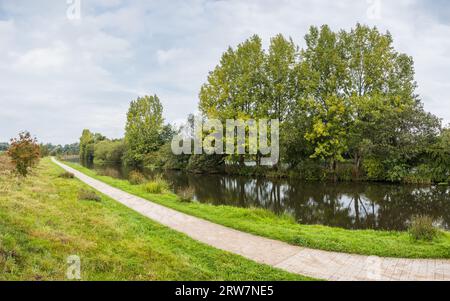 Ein Panorama mit mehreren Bildern, das im Herbst 2023 auf dem Schleppweg des Leeds Liverpool Canal vor Wigan zu sehen war. Stockfoto