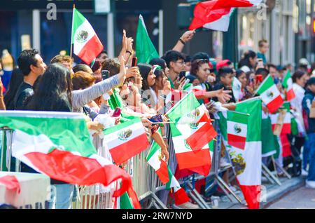 New York, New York, USA. September 2023. Tausende mexikanische New Yorker versammelten sich während der jährlichen mexikanischen Tagesparade in New York City an der Madison Avenue. Quelle: Ryan Rahman/Alamy Live News Stockfoto