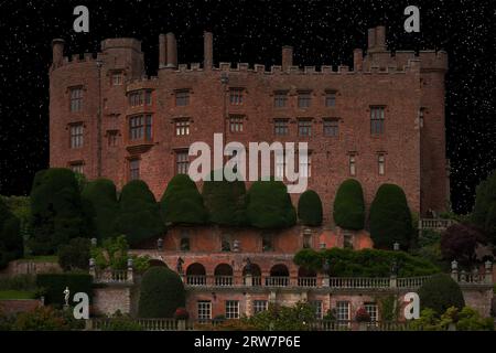 Ein Fantasiebild von Powis Castle in Wales. Es wurde zu einem gruseligen Nachtbild gemacht, das in Mondlicht getaucht ist. Sie wurde im 13. Jahrhundert erbaut. Stockfoto