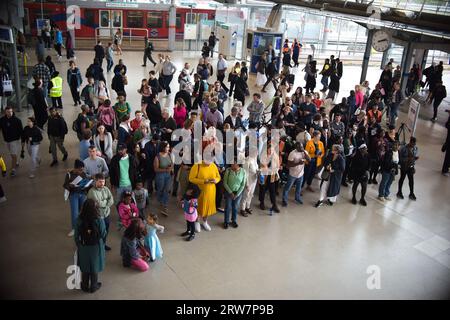 London, Großbritannien. September 2023. An diesem Sonntag präsentierte Art on the Underground eine neu in Auftrag gegebene Version von Barby Asantes bahnbrechendem performativen Werk Declaration of Independence. Diese in Zusammenarbeit mit TfL-Mitarbeitern geschaffene performative Arbeit wird Asantes erste große auftragsarbeit in einem öffentlichen Raum sein, die vor Tausenden von Zuschauern an der U-Bahn-Station Stratford aufgeführt wird. Im Rahmen dieser neuen kommission beschaffte Asante Bilder von Frauen der Farbe, die in verschiedenen Rollen in der Geschichte der TfL arbeiten, aus den Fotoarchiven des London Transport Museum. Quelle: Kingsley Davis/Alamy Live News Stockfoto