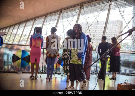 London, Großbritannien. September 2023. An diesem Sonntag präsentierte Art on the Underground eine neu in Auftrag gegebene Version von Barby Asantes bahnbrechendem performativen Werk Declaration of Independence. Diese in Zusammenarbeit mit TfL-Mitarbeitern geschaffene performative Arbeit wird Asantes erste große auftragsarbeit in einem öffentlichen Raum sein, die vor Tausenden von Zuschauern an der U-Bahn-Station Stratford aufgeführt wird. Im Rahmen dieser neuen kommission beschaffte Asante Bilder von Frauen der Farbe, die in verschiedenen Rollen in der Geschichte der TfL arbeiten, aus den Fotoarchiven des London Transport Museum. Quelle: Kingsley Davis/Alamy Live News Stockfoto