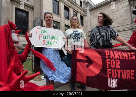 London, Großbritannien. 17. September 2023. Die Aktivistin der Red Rebel Brigade MIME-Truppe schließt sich einem Klimaprotest der Mütter-Rebellion im Wissenschaftsmuseum an. Das Museum ist nach wie vor eine der wenigen großen Kultureinrichtungen, die noch immer von der fossilen Brennstoffindustrie gefördert werden, deren Produkte den größten Teil des CO2-Ausstoßes für den Klimawandel produzieren. Quelle: Ron Fassbender/Alamy Live News Stockfoto