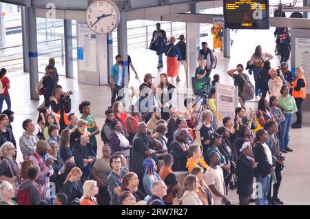 London, Großbritannien. September 2023. An diesem Sonntag präsentierte Art on the Underground eine neu in Auftrag gegebene Version von Barby Asantes bahnbrechendem performativen Werk Declaration of Independence. Diese in Zusammenarbeit mit TfL-Mitarbeitern geschaffene performative Arbeit wird Asantes erste große auftragsarbeit in einem öffentlichen Raum sein, die vor Tausenden von Zuschauern an der U-Bahn-Station Stratford aufgeführt wird. Im Rahmen dieser neuen kommission beschaffte Asante Bilder von Frauen der Farbe, die in verschiedenen Rollen in der Geschichte der TfL arbeiten, aus den Fotoarchiven des London Transport Museum. Quelle: Kingsley Davis/Alamy Live News Stockfoto