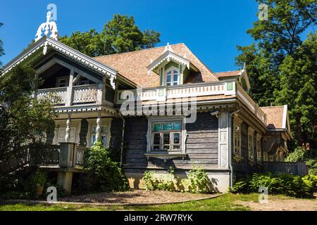 Altes, historisches Herrenhaus aus Holz für Jäger. Palastpark Bialowieza, Polen Stockfoto
