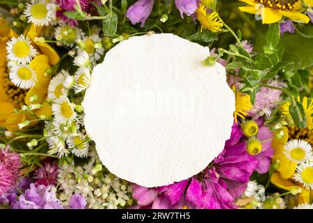 Frühlingsblumen mit einer Craft Paper blanck Note Stockfoto