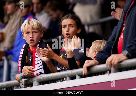 Rotterdam, Niederlande. September 2023. ROTTERDAM, NIEDERLANDE - 17. SEPTEMBER: Fans und Unterstützer von Excelsior Rotterdam vor dem niederländischen Eredivisie-Spiel zwischen Excelsior Rotterdam und Almere City FC im Van Donge & de Roo Stadion am 17. September 2023 in Rotterdam, Niederlande. (Foto: Joris Verwijst/Orange Pictures) Credit: Orange Pics BV/Alamy Live News Stockfoto