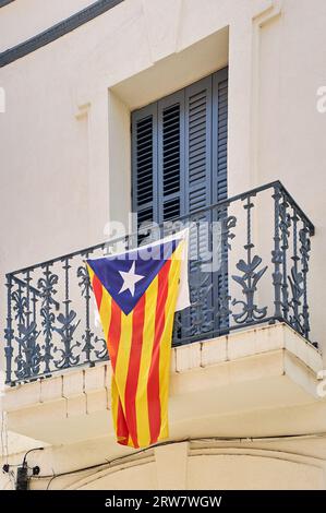 Katalanische Unabhängigkeitsflagge, die am 11. September, dem Tag Kataloniens, von einem Balkon hängt und die Unabhängigkeit Kataloniens fordert Stockfoto