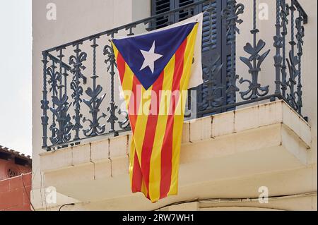 Katalanische Unabhängigkeitsflagge, die am 11. September, dem Tag Kataloniens, von einem Balkon hängt und die Unabhängigkeit Kataloniens fordert Stockfoto