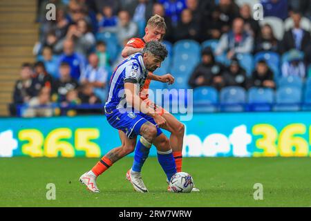 Sheffield, Großbritannien. September 2023. Callum Paterson (13) kämpft mit dem Verteidiger von Ipswich Town Brandon Williams (18) während des Spiels Sheffield Wednesday FC gegen Ipswich Town FC Sky Bet Championship EFL im Hillsborough Stadium, Sheffield, Großbritannien am 16. September 2023 Credit: Every Second Media/Alamy Live News Stockfoto