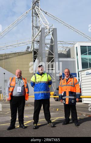 Sicherheitsdienst vor dem Deepdale Stadion. Stockfoto