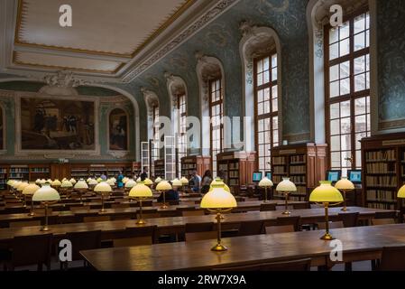 Paris, Frankreich, 17. September 2023. Europäische Tage Des Kulturerbes. Die Universität Sorbonne wurde am 17. September 2023 während der Europäischen Tage des Kulturerbes in Paris eröffnet. Besucher in der Bibliothek. Das Vermächtnis der Universität Sorbonne reicht bis ins Mittelalter zurück, als im 13. Jahrhundert das Sorbonne College gegründet wurde. Quelle: Elena Dijour/Alamy Live News. Stockfoto