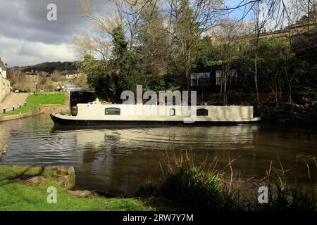 Weißes schmales Boot, Kennet und Avon-Kanal, Stadt Bath, England. September 2023 Stockfoto