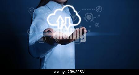 Menschliche Hand zeigt digitale Technologie, globales Internet-Netzwerk, künstliche Intelligenz, Big-Data-Konzept Stockfoto