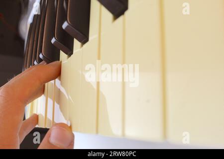 Ein Foto von jemandem, der einen E-Piano-Synthesizer spielt. Stockfoto