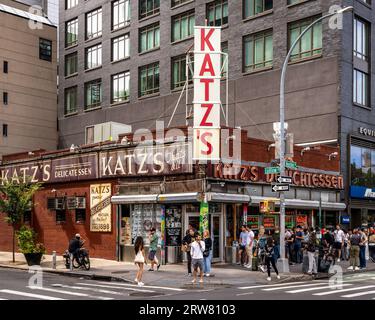 New York, NY - USA - 16. September 2023 Touristen warten darauf, das berühmte Katz's Delicatessen zu betreten, auch bekannt als Katz's of New York City, ein koscheres Delikatessengeschäft Stockfoto