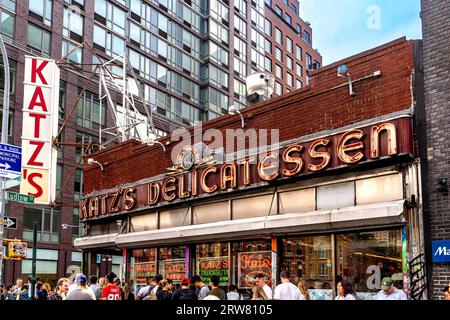 New York, NY - USA - 16. September 2023 Touristen warten darauf, das berühmte Katz's Delicatessen zu betreten, auch bekannt als Katz's of New York City, ein koscheres Delikatessengeschäft Stockfoto