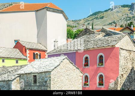 Alte mittelalterliche Steinhäuser im historischen Zentrum von Mostar, Bosnien Stockfoto