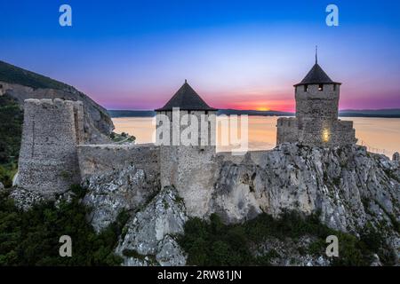 Golubac Festung Burgmauern am Donauufer bei Sonnenuntergang Strahlen Luftpanorama, Serbien Stockfoto