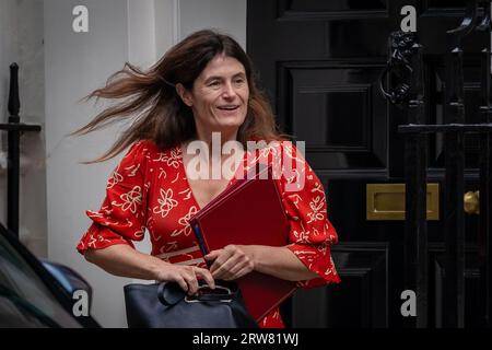 Lisa Lovering, Sonderberaterin und Betriebsleiterin in der Downing Street 10, verlässt die Downing Street vor den Fragen des Premierministers. London Großbritannien. Stockfoto