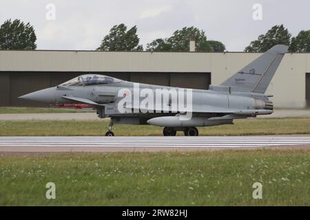 MM7324/36-41, ein Eurofighter F-2000A Typhoon, der von 36° Stormo der italienischen Luftwaffe betrieben wird und bei RAF Fairford in Gloucestershire, England ankommt, um an der Royal International Air Tattoo 2023 (RIAT 23) teilzunehmen. Stockfoto