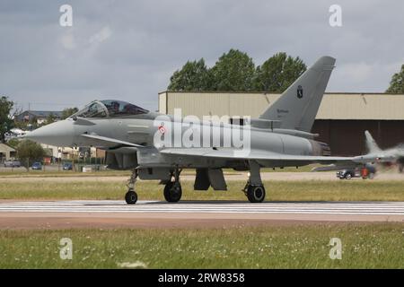 MM7355/4-67, ein Eurofighter F-2000A Typhoon, der von 4° Stormo der italienischen Luftwaffe betrieben wird und bei RAF Fairford in Gloucestershire, England ankommt, um an der Royal International Air Tattoo 2023 (RIAT 23) teilzunehmen. Stockfoto