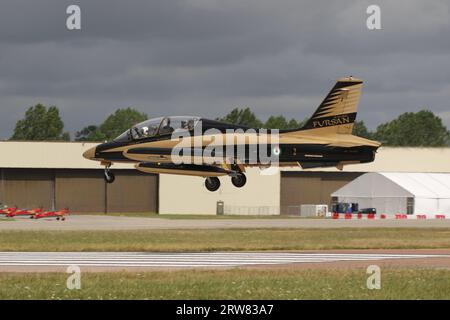 436/2, eine Aermacchi MB-339NAT, die von Fursan Al Emarat (Al Fursan), dem Kunstflug-Demonstrationsteam der United Arab Emirates Air Force (UAEAF), betrieben wird und bei RAF Fairford in Gloucestershire, England ankommt, um an der Royal International Air Tattoo 2023 (RIAT 2023) teilzunehmen. Stockfoto