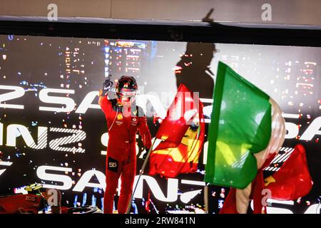 Singapur, Singapur. September 2023. Carlos Sainz aus Spanien feiert den Grand Prix von Singapur auf der Marina Bay Street. (Foto: George Hitchens/SOPA Images/SIPA USA) Credit: SIPA USA/Alamy Live News Stockfoto