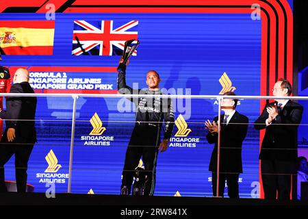 Singapur, Singapur. September 2023. Lewis Hamilton aus Großbritannien feiert auf dem Podium, nachdem er auf der Marina Bay Street den dritten Platz im F1 Grand Prix von Singapur belegt hat. (Foto: George Hitchens/SOPA Images/SIPA USA) Credit: SIPA USA/Alamy Live News Stockfoto