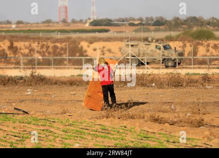 Gaza, Palästina. September 2023. Palästinenser schwenken Flaggen und verbrennen Reifen in der Nähe des Zauns, der Israel östlich der Stadt Khan Yunis südlich des Gazastreifens trennt. (Bild: © Yousef Masoud/SOPA Images via ZUMA Press Wire) NUR REDAKTIONELLE VERWENDUNG! Nicht für kommerzielle ZWECKE! Stockfoto