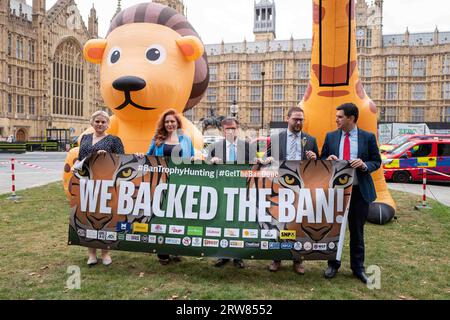 17. September 2023: London, UK, 13. September 2023.''Ban Hunting Trophy Imports'' - parteiübergreifende Parlamentsabgeordnete und Kollegen, neben Aktivisten der Coalition Against Trophy & Canned Hunting, einschließlich Tierschutzorganisationen Humane Society International/UK und FOUR PAWS UK, versammeln Sie sich vor dem Parlament mit einem riesigen aufblasbaren Löwen und einer Giraffe, um ihre Unterstützung für das Gesetz über Jagdtrophäen (Import Prohibition) zu zeigen. (Bild: © Velar Grant/ZUMA Press Wire) NUR REDAKTIONELLE VERWENDUNG! Nicht für kommerzielle ZWECKE! Stockfoto