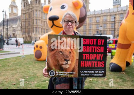 17. September 2023: Natalie Bennett von der Grünen Partei hält ein Banner vor dem britischen Parlament, das Henry Smiths Gesetz unterstützt, die Einfuhr von Trophäenjagd nach GB zu verbieten. (Bild: © Velar Grant/ZUMA Press Wire) NUR REDAKTIONELLE VERWENDUNG! Nicht für kommerzielle ZWECKE! Stockfoto