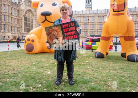 17. September 2023: Emily Thornberry, Abgeordneter von Labur für Islington South und Finsbury, hält ein Banner vor dem britischen Parlament und unterstützt Henry Smiths Gesetz, den Import von Trophäenjagd nach GB zu verbieten. (Bild: © Velar Grant/ZUMA Press Wire) NUR REDAKTIONELLE VERWENDUNG! Nicht für kommerzielle ZWECKE! Stockfoto