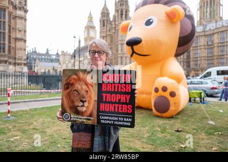 17. September 2023: Natalie Bennett von der Grünen Partei hält ein Banner vor dem britischen Parlament, das Henry Smiths Gesetz unterstützt, die Einfuhr von Trophäenjagd nach GB zu verbieten. (Bild: © Velar Grant/ZUMA Press Wire) NUR REDAKTIONELLE VERWENDUNG! Nicht für kommerzielle ZWECKE! Stockfoto