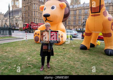 17. September 2023: Natalie Bennett von der Grünen Partei hält ein Banner vor dem britischen Parlament, das Henry Smiths Gesetz unterstützt, die Einfuhr von Trophäenjagd nach GB zu verbieten. (Bild: © Velar Grant/ZUMA Press Wire) NUR REDAKTIONELLE VERWENDUNG! Nicht für kommerzielle ZWECKE! Stockfoto