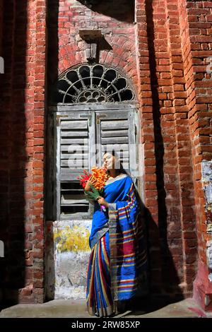 Kalkutta, Westbengalen, Indien. September 2023. Modemodell Rima Bhattacharya posiert für ein Foto vor einem alten Kulturerbe-Gebäude in Nord-Kolkata . Die Fotoserie soll die engen Gassen mit wunderschönen Graffiti von nordkolkata und die präfestliche Stimmung/den Geschmack vor dem größten Hindu-Festival Durga Puja dokumentieren. (Bild: © Avishek das/SOPA Images via ZUMA Press Wire) NUR REDAKTIONELLE VERWENDUNG! Nicht für kommerzielle ZWECKE! Stockfoto