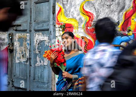 Kalkutta, Westbengalen, Indien. September 2023. Modemodell Rima Bhattacharya posiert für ein Foto vor einer Graffiti-Wand aus Kumortuli, kolkata. Die Fotoserie soll die engen Gassen mit wunderschönen Graffiti von nordkolkata und die präfestliche Stimmung/den Geschmack vor dem größten Hindu-Festival Durga Puja dokumentieren. (Bild: © Avishek das/SOPA Images via ZUMA Press Wire) NUR REDAKTIONELLE VERWENDUNG! Nicht für kommerzielle ZWECKE! Stockfoto