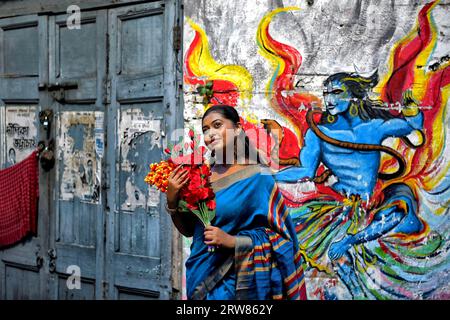 Kalkutta, Westbengalen, Indien. September 2023. Modemodell Rima Bhattacharya posiert für ein Foto vor einer Graffiti-Wand aus Kumortuli, kolkata. Die Fotoserie soll die engen Gassen mit wunderschönen Graffiti von nordkolkata und die präfestliche Stimmung/den Geschmack vor dem größten Hindu-Festival Durga Puja dokumentieren. (Bild: © Avishek das/SOPA Images via ZUMA Press Wire) NUR REDAKTIONELLE VERWENDUNG! Nicht für kommerzielle ZWECKE! Stockfoto