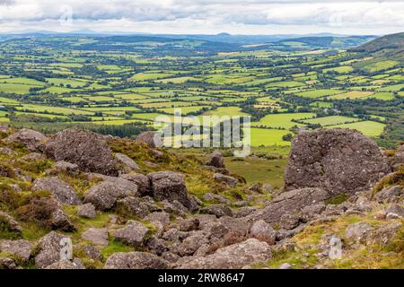 Felsen und Vegetation auf dem Trail nach Coumshingaun Lough, Waterford, Irland Stockfoto