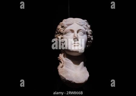 Istanbul, Türkei - 16. September 2023: Marmorkopf von Agrippina dem Älteren in den Archäologischen Museen von Istanbul. Stammt aus dem 1. Jahrhundert Stockfoto