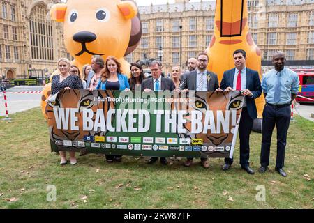 17. September 2023: London, UK, 13. September 2023.''Ban Hunting Trophy Imports'' - parteiübergreifende Parlamentsabgeordnete und Kollegen, neben Aktivisten der Coalition Against Trophy & Canned Hunting, einschließlich Tierschutzorganisationen Humane Society International/UK und FOUR PAWS UK, versammeln Sie sich vor dem Parlament mit einem riesigen aufblasbaren Löwen und einer Giraffe, um ihre Unterstützung für das Gesetz über Jagdtrophäen (Import Prohibition) zu zeigen. (Bild: © Velar Grant/ZUMA Press Wire) NUR REDAKTIONELLE VERWENDUNG! Nicht für kommerzielle ZWECKE! Stockfoto