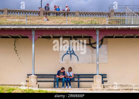 Banksy Street Art in Gorleston on Sea, Norfolk. Ein Arcade-Greiferkran, Teil der Great British Spraycation. Stockfoto