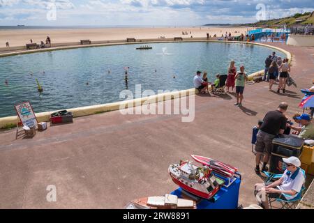 Feuerlöschausrüstung an der Rückseite eines Feuerlöschgeräts/Tenders. Stockfoto