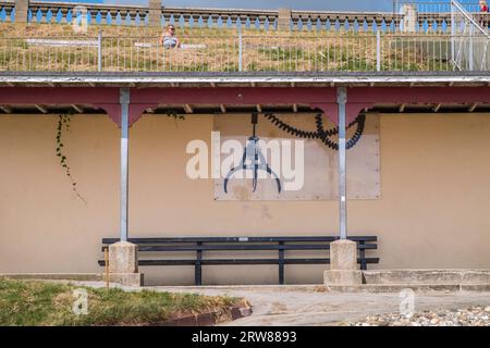 Banksy Street Art in Gorleston on Sea, Norfolk. Ein Arcade-Greiferkran, Teil der Great British Spraycation. Stockfoto