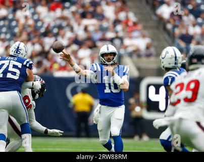 Houston, Texas, USA. 17. September 2023: Colts Quarterback Gardner Minshew (10) übergibt den Ball während eines NFL-Spiels zwischen den Texans und den Colts am 17. September 2023 in Houston. Die Colts gewannen 31:20. (Bild: © Scott Coleman/ZUMA Press Wire) NUR REDAKTIONELLE VERWENDUNG! Nicht für kommerzielle ZWECKE! Quelle: ZUMA Press, Inc./Alamy Live News Stockfoto